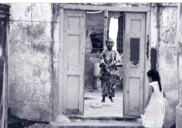 Mombassa - old town doorway skipper BW