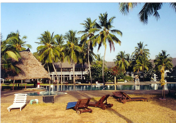 wedding - hotel pool