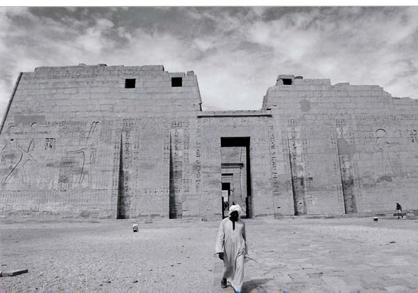 Luxor - Medinat Habu white robe BW