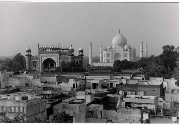 Agra - Taj from rooftop BW