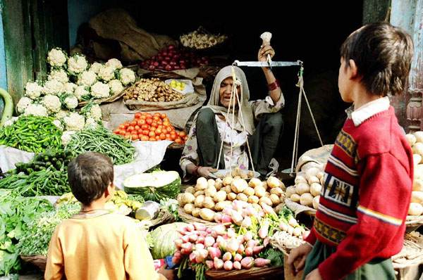 Fathephur Sikri - weighing veggies