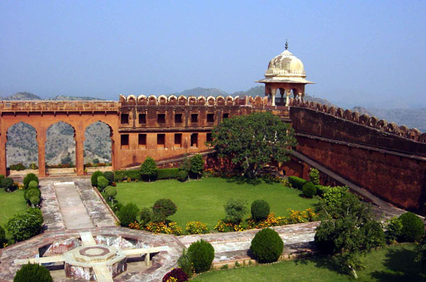 http://www.crashdavis.ca/India/Jaipur/images/Jaipur%20-%20Jaighar%20Fort%20garden.jpg