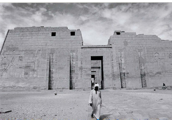 Luxor - Medinat Habu white robe BW